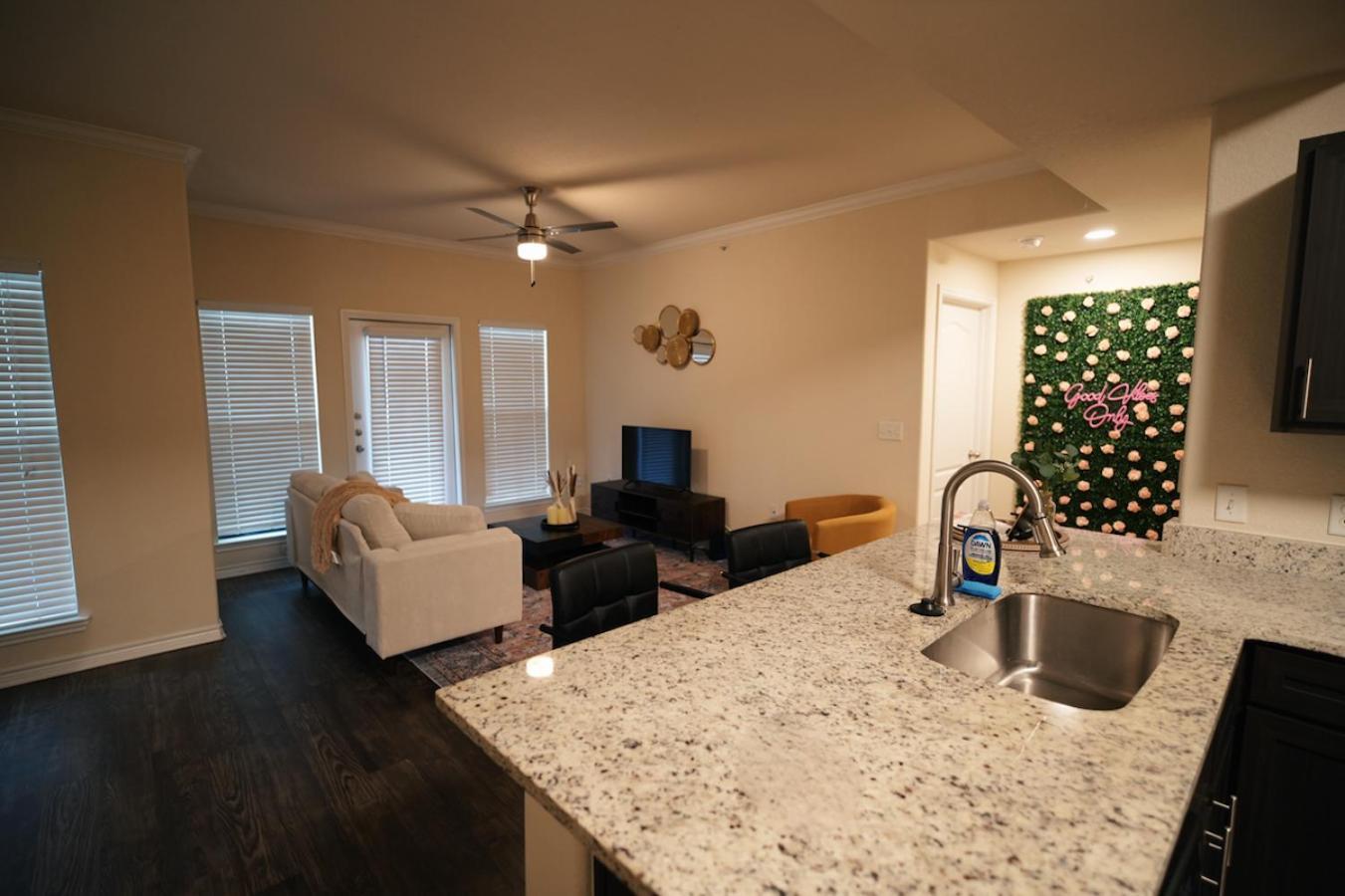 Charming 2 Bedroom, 2 Bath Apartment Austin Exterior photo