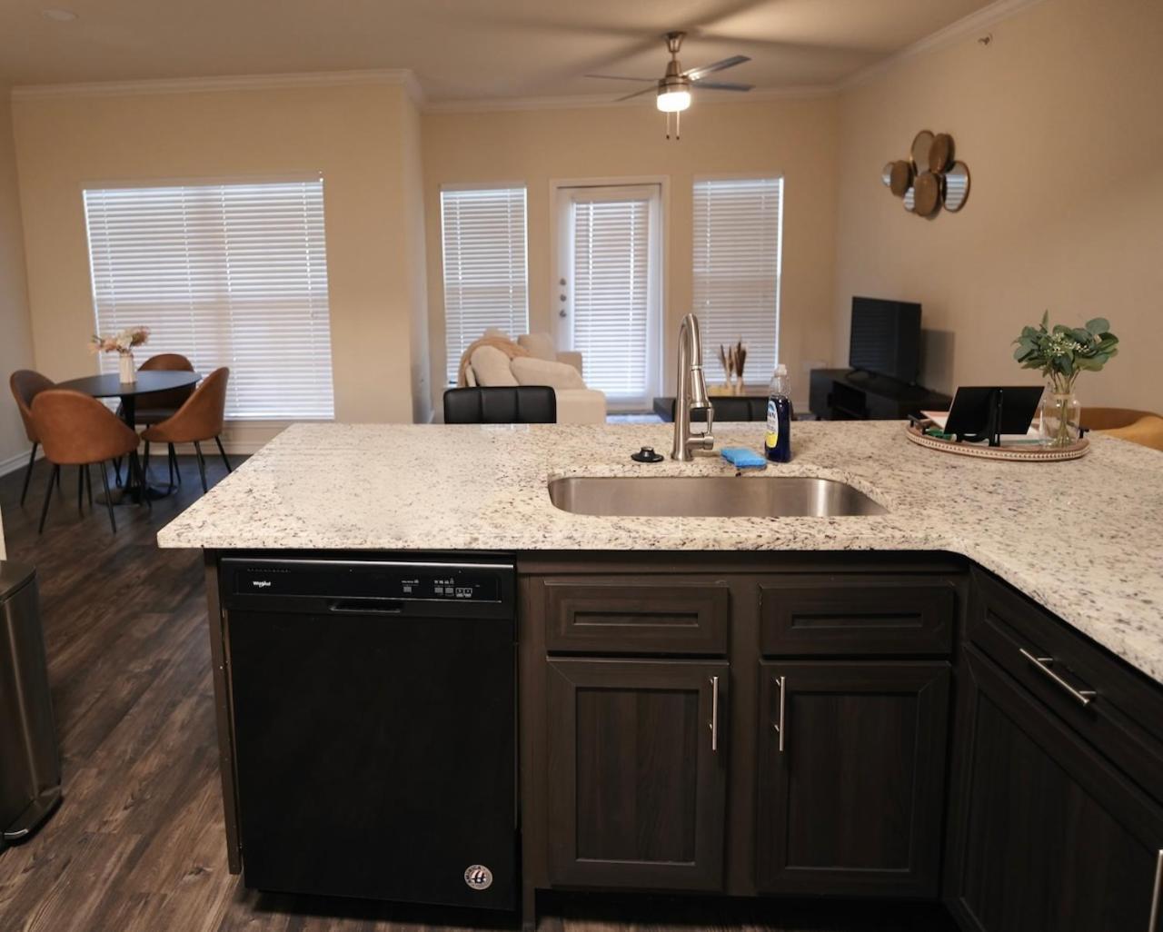 Charming 2 Bedroom, 2 Bath Apartment Austin Exterior photo
